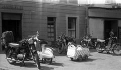 Magyarország, Szentendre, Duna korzó (Somogyi-Bacsó part) a Görög utcánál, balra a Bóbics ház., 1967, Urbán Tamás, cégtábla, motorkerékpár, babakocsi, robogó, Jawa 50 Pionyr, Csepel Pannonia T5, Berva-márka, járműjavítás, Fortepan #30632