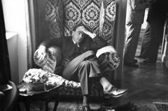 1939, Inkey Tibor, man, leg over leg, Fortepan #306337