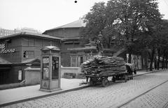 Hungary, Budapest I., Krisztina körút a Budai Színkör előtt. Háttérben balra fent a József főhercegi palota a budai Várban., 1936, Inkey Tibor, Best of, Budapest, horsecloth, public toilet, Az Est newspaper, transportation, pile of boards, Horse-drawn carriage, neon sign, phone booth, Fortepan #306425