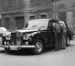 Magyarország, Budapest VIII., Szabó Ervin tér (Baross utca), a Magyar Igazság kútja, alternatív elnevezés: Justitia-kút előtt egy Rolls-Royce Silver Cloud III tipusú személygépkocsi., 1972, Urbán Tamás, brit gyártmány, automobil, Rolls-Royce-márka, Rolls-Royce Silver Cloud III, Budapest, Fortepan #30646