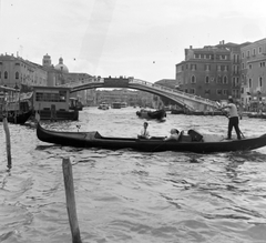 Olaszország, Velence, Canal Grande, Ponte degli Scalzi., 1967, Fortepan, gondola, csatorna, kőhíd, ívhíd, Eugenio Miozzi-terv, Fortepan #30662