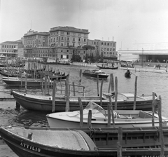 Olaszország, Velence, Canal Grande, jobbról a Főpályaudvar épülete., 1967, Fortepan, motorcsónak, Fortepan #30663