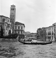 Olaszország, Velence, Canal Grande, szemben a Canale di Cannaregio, balról a San Geremia-templom, háttérben a Ponte delle Guglie., 1967, Fortepan, utcakép, gondola, csatorna, kőhíd, ívhíd, téglahíd, Fortepan #30665