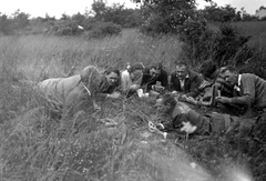 1934, Storymap.hu, szabadidő, kirándulás, csoportkép, nők, férfiak, mező, kártyajáték, Fortepan #30690