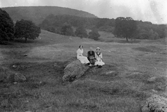 1932, Storymap.hu, excursion, sitting with hands on knees, Fortepan #30703