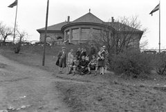 Magyarország, Budapest III., Hármashatárhegyi turistaház., 1935, Storymap.hu, zászló, csoportkép, nők, férfiak, Budapest, Fortepan #30741