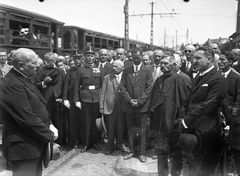 Magyarország, Szentendre, vasútállomás (később HÉV végállomás), előtérben balra dr. Almásy László országgyűlési képviselő, a képviselőház elnöke, jobbra dr. Starzsinszky László, Szentendre polgármestere., 1930, Storymap.hu, egyenruha, férfiak, HÉV, sokaság, sínpálya, felsővezeték, Fortepan #30750