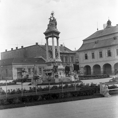 Magyarország, Esztergom, Széchenyi tér, Szentháromság-szobor, jobbra a Városháza, ma Polgármesteri Hivatal., 1933, Storymap.hu, szentháromság szobor, Fortepan #30752