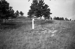 Magyarország, Pilis hegység, Pilisvörösvár, Kálvária-dombi stációk, háttérben a kápolna., 1935, Storymap.hu, Fortepan #30775