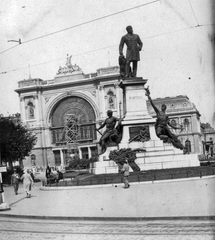 Magyarország, Budapest VIII., Baross tér, Baross Gábor szobra (Szécsi Antal, 1898.), mögötte a Keleti pályaudvar., 1933, Storymap.hu, szobor, pályaudvar, eklektikus építészet, Budapest, Baross Gábor-ábrázolás, Rochlitz Gyula-terv, Fortepan #30784