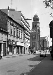 Magyarország, Kecskemét, Koháry István körút, szemben a Rákóczi út - Szabadság tér sarkán a Tudomány és Technika Háza, korábban zsinagóga, mögötte a Cifra-palota., 1971, Gazda Anikó, órás, Fortepan #307885