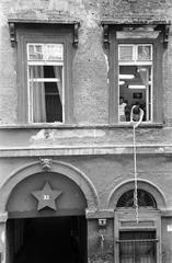 Magyarország, 1977, Gazda Anikó, Best of, mérőszalag, vörös csillag, mérőrúd, ablakon kihajolni, Fortepan #307906