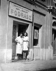 Magyarország, Szentendre, Fő tér 11., 1940, Storymap.hu, cégtábla, nők, fodrászat, kettős portré, Fortepan #30836