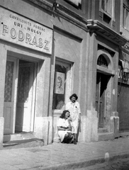 Magyarország, Szentendre, Fő tér 11., 1940, Storymap.hu, cégtábla, nők, fodrászat, kettős portré, Fortepan #30837