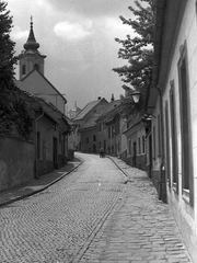 Magyarország, Szentendre, Bogdányi út (Vöröshadsereg utca), balra a Blagovesztenszka görögkeleti templom, távolabb a Szent Péter-Pál-templom tornya látszik., 1969, Storymap.hu, templom, utcakép, Fortepan #30841