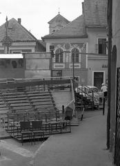 Hungary, Szentendre, Fő (Marx) tér, a nyári Szentendrei Teátrum nézőtere. Háttérben balra a Szerb (kalmár) kereszt, a háztetők felett a Szent Péter-Pál-templom tornya látható., 1970, Storymap.hu, Fortepan #30846