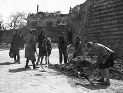 Magyarország, Budapest I., Lovas út - Ostrom utca találkozása, a bástyafal takarja a Bécsi kaput., 1945, Military Museum of Southern New England, csoportkép, Budapest, lapát, nők, romeltakarítás, Fortepan #30872