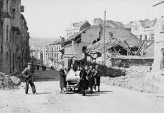 Magyarország, Budapest I., Várfok utca a Mátray utca felől a Vérmező út felé nézve., 1945, Military Museum of Southern New England, csoportkép, rom, Budapest, háborús kár, épületkár, kabát, nők, kézikocsi, Fortepan #30878