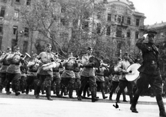 Magyarország, Budapest V., Szabadság tér, szemben az USA nagykövetsége, jobbra a Kiss Ernő utca torkolata. A felvétel 1945 május 1-én készült., 1945, Military Museum of Southern New England, hangszer, trombita, katonazenekar, katona, szovjet katona, dob, kürt, cintányér, Budapest, Fortepan #30879