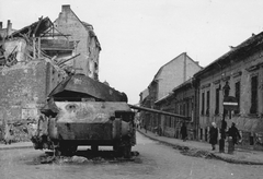 Magyarország, Budapest II., Retek utca a Fény utcától a Széna tér felé nézve. Német Panther típusú harckocsi roncsa., 1945, Military Museum of Southern New England, német gyártmány, harckocsi, járműroncs, rom, Sd.Kfz 171 Panther, Panzerkampfwagen V, Budapest, Fortepan #30884