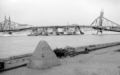 Magyarország, Budapest XI., Szabadság híd, a pontonhíddal kiegészített hídroncs a Gellért rakpartról nézve., 1945, Military Museum of Southern New England, híd, hídroncs, Duna, pontonhíd, Budapest, Duna-híd, Feketeházy János-terv, harckocsi akadály, Fortepan #30887