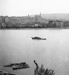 Magyarország, Budapest, látkép a Pestről a Batthyány tér és a budai Vár felé., 1945, Military Museum of Southern New England, hajó, hadihajó, járműroncs, látkép, rom, Fortepan #30889