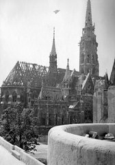 Magyarország, budai Vár, Budapest I., Mátyás-templom a Halászbástyáról nézve., 1945, Military Museum of Southern New England, templom, rom, Budapest, huszártorony, háborús kár, épületkár, Fortepan #30893