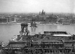 Magyarország, Budapest I., a Széchenyi Lánchíd és a pesti Duna-part a budai Várból nézve., 1945, Military Museum of Southern New England, háborús kár, látkép, hídroncs, rom, Duna, Budapest, függőhíd, William Tierney Clark-terv, Fortepan #30895