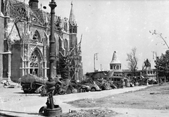 Magyarország, budai Vár, Budapest I., Szentháromság tér., 1945, Military Museum of Southern New England, járműroncs, épületkár, lovas szobor, Szent István-ábrázolás, Budapest, Fortepan #30898