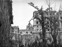 Magyarország, Budapest I., Dózsa György (Palota) tér, balra a Királyi Testőrség épülete (egykor Darabont laktanya). Fent a budai Várban a romos Királyi Palota (ma Budavári Palota)., 1945, Military Museum of Southern New England, háborús kár, rom, Budapest, Fortepan #30902