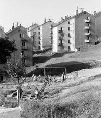 Magyarország, Salgótarján, balra a Meredek utca, jobbra Munkácsy utca házai a Szerpentin utcai lépcső felől., 1966, Építésügyi Dokumentációs és Információs Központ, VÁTI, játszótér, libikóka, hinta, lakótelep, életkép, Fortepan #30926