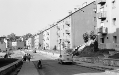 Magyarország, Salgótarján, Szerpentin út, balra a Papberek utca., 1966, Építésügyi Dokumentációs és Információs Központ, VÁTI, motorkerékpár, lakótelep, utcakép, életkép, lámpaoszlop, lengyel gyártmány, FSO-márka, rendszám, FSO Warszawa, Fortepan #30928