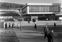 Magyarország, Salgótarján, Fő tér, József Attila Művelődési Ház., 1970, Építésügyi Dokumentációs és Információs Központ, VÁTI, járókelő, utcakép, életkép, modern építészet, Szrogh György-terv, Fortepan #30929