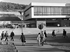 Magyarország, Salgótarján, Fő tér, József Attila Művelődési Ház., 1970, Építésügyi Dokumentációs és Információs Központ, VÁTI, tér, járókelő, utcakép, életkép, modern építészet, Szrogh György-terv, Fortepan #30930