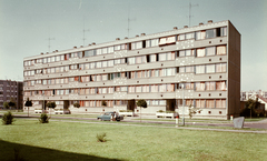 Hungary, Debrecen, Libakerti (ekkor Új Élet parki) lakótelep. Libakert utca, nagypanelos kísérleti lakóház., 1969, Építésügyi Dokumentációs és Információs Központ, VÁTI, Czechoslovak brand, blocks, street view, Skoda-brand, aerial, lamp post, automobile, planter, Fortepan #30935