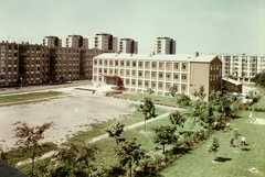 Magyarország, Debrecen, Libakerti (ekkor Új Élet parki) lakótelep. Ibolya utcai Általános iskola., 1968, Építésügyi Dokumentációs és Információs Központ, VÁTI, iskola, színes, park, lakótelep, sportpálya, Fortepan #30937