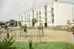 Magyarország, Debrecen, Libakerti (ekkor Új Élet parki) lakótelep. Űrhajósok tere., 1968, Építésügyi Dokumentációs és Információs Központ, VÁTI, játszótér, színes, hinta, lakótelep, pad, Fortepan #30938