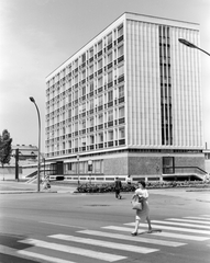 Magyarország, Szolnok, Baross (Beloiannisz) út 1., a Pártház a Kossuth Lajos út felől., 1966, Építésügyi Dokumentációs és Információs Központ, VÁTI, útkereszteződés, pártház, utcakép, életkép, gyalogátkelő, Fortepan #30964