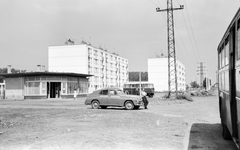 Magyarország, Szolnok, Tallinn városrész (akkor Vosztok úti lakótelep), Városmajor (Vöröscsillag) út, buszvégállomás., 1966, Építésügyi Dokumentációs és Információs Központ, VÁTI, autóbusz, kandeláber, utcakép, életkép, lakóház, taxi, forgalmi iroda, pótkocsi, Fortepan #30965