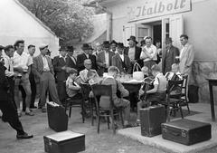 1961, Bordács Ferenc, Best of, férfiak, bőrönd, tangóharmonika, italbolt, gyerekek, csoportosulás, Fortepan #309708