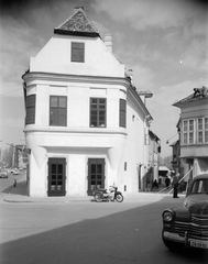 Hungary, Győr, Kreszta-ház a Jedlik Ányos utca és Káposztás köz sarkán., 1969, Építésügyi Dokumentációs és Információs Központ, VÁTI, sunshine, motorcycle, street view, genre painting, M20 Pobieda, number plate, József Beke-design, Fortepan #30973