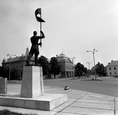 Magyarország, Hajdúböszörmény, Bocskai István tér, előtérben a Felszabadulási emlékmű, szemben a Városháza., 1974, Építésügyi Dokumentációs és Információs Központ, VÁTI, emlékmű, középület, Fortepan #30990