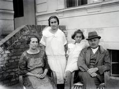 1909, Gödény János, család, szék karfáján ülés, Fortepan #309910