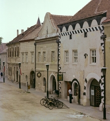 Magyarország, Kőszeg, Jurisics tér., 1975, Építésügyi Dokumentációs és Információs Központ, VÁTI, kerékpár, színes, kerékpár tároló, zászló, utcakép, Fortepan #30994