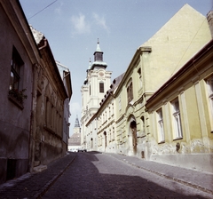 Magyarország, Székesfehérvár, Arany János utca, Szent István-székesegyház és távolabb a ferences templom tornya., 1979, Építésügyi Dokumentációs és Információs Központ, VÁTI, színes, Lada-márka, Barkas-márka, Zaporozsec-márka, kockakő, utcakép, torony, Fortepan #30995