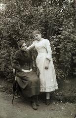 A kép forrását kérjük így adja meg: Fortepan / Budapest Főváros Levéltára / Szekfű András / Levéltári jelzet: HU.BFL XIV.380 Karafiáth Jenő iratai, 1903, Budapest Főváros Levéltára / Szekfü András, lányok, kettős portré, szövetruha, Fortepan #309989