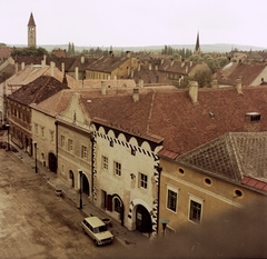 Magyarország, Kőszeg, Jurisics tér, kilátás a Hősök kapuja tornyából., 1975, Építésügyi Dokumentációs és Információs Központ, VÁTI, színes, automobil, Fortepan #30999