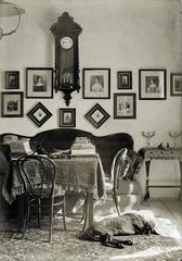 A kép forrását kérjük így adja meg: Fortepan / Budapest Főváros Levéltára / Szekfű András / Levéltári jelzet: HU.BFL XIV.380 Karafiáth Jenő iratai, 1904, Budapest Főváros Levéltára / Szekfü András, enteriőr, vizsla, ingaóra, kép a képben, Fortepan #309994