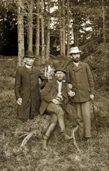 A kép forrását kérjük így adja meg: Fortepan / Budapest Főváros Levéltára / Szekfű András / Levéltári jelzet: HU.BFL XIV.380 Karafiáth Jenő iratai, 1904, Budapest Főváros Levéltára / Szekfü András, férfiak, hárman, Fortepan #309997