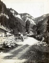 A kép forrását kérjük így adja meg: Fortepan / Budapest Főváros Levéltára / Szekfű András / Levéltári jelzet: HU.BFL XIV.380 Karafiáth Jenő iratai, 1904, Budapest Főváros Levéltára / Szekfü András, hegyoldal, lakóház, Fortepan #309998